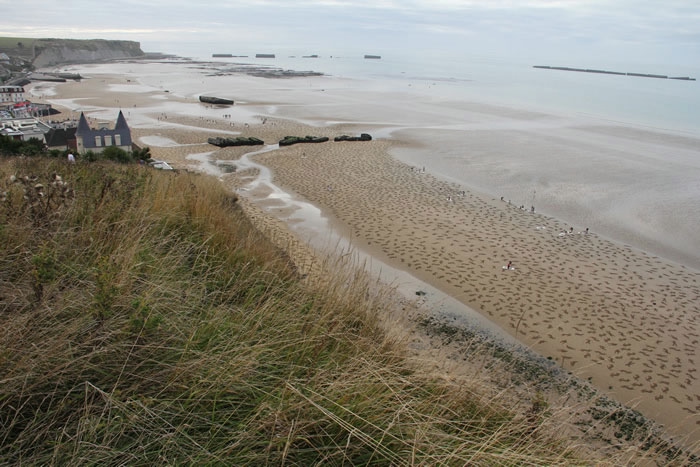 Фигуры на песке в честь высадки войск в Нормандии