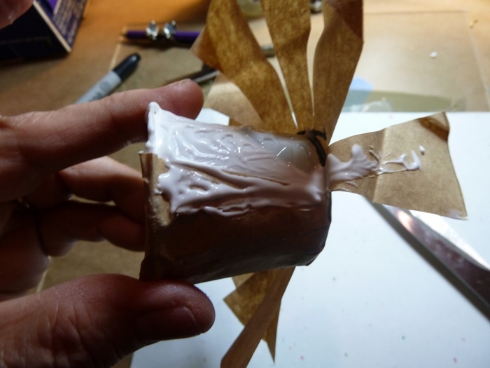 Миниатюрное ведерко из пластикового стаканчика и упаковочной бумаги (5) (700x525, 184Kb)