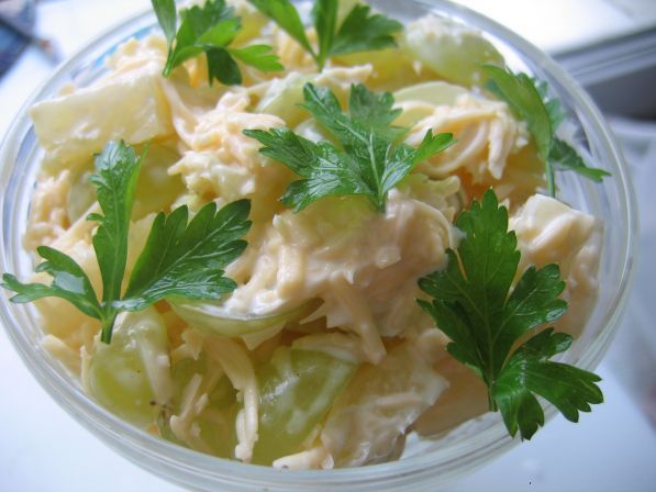 Салат с ананасами сыром чесноком и виноградом