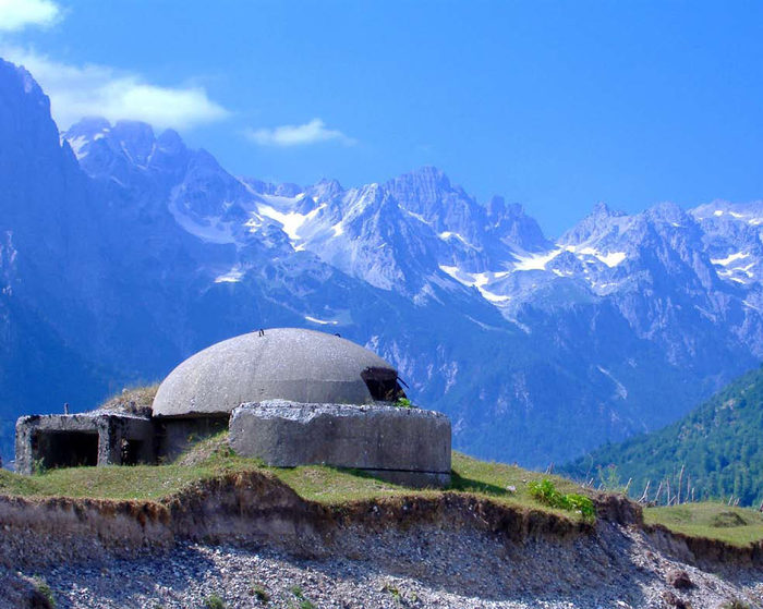 Bunker_in_Albanian_Alps (700x559, 90Kb)