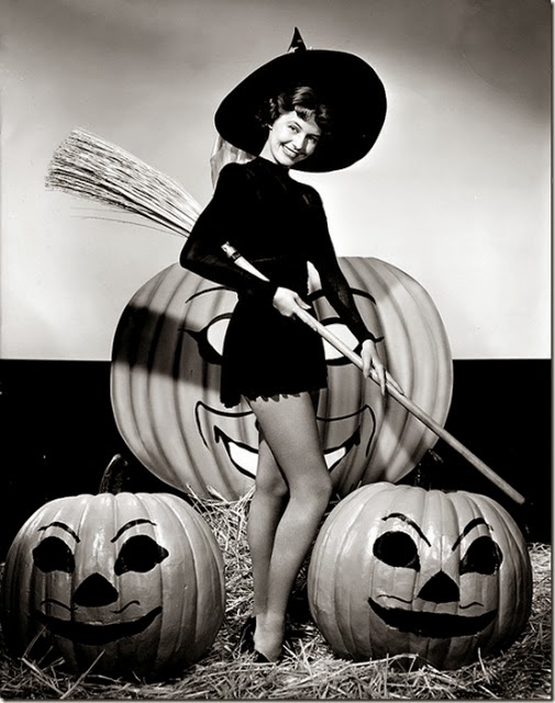 Classic Hollywood actress Cyd Charisse, vintage Halloween pin-up girl photo[4] (505x640, 174Kb)