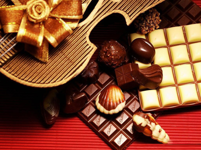 Натюрморт Шоколадно-конфетное настроение 1294303711_chocolate_holiday (700x525, 179Kb)