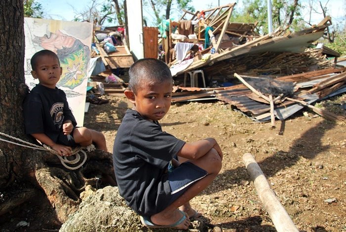 Дети во время урагана на Филиппинах