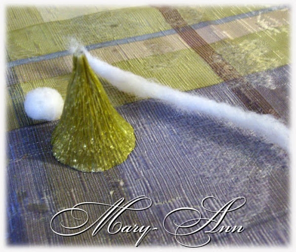снеговик из конфет и гофрированной бумаги (5) (600x512, 240Kb)