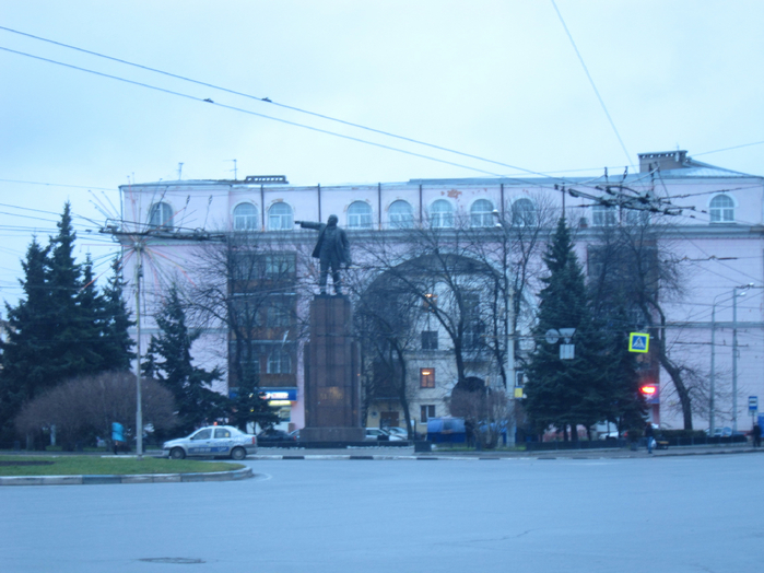 Красная площадь и Владимир Ильич, указывающий перстом путь вероятно в светлое будущее