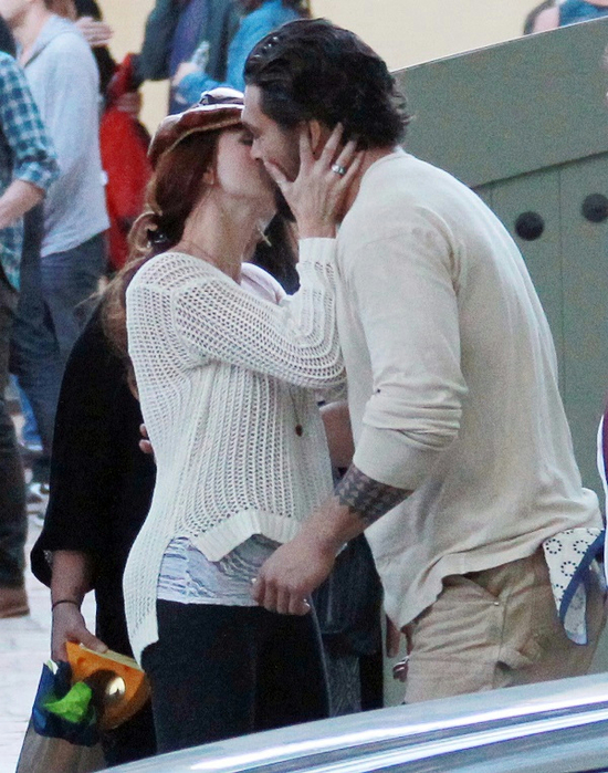 momoa-kiss-16dec13-03 (550x700, 443Kb)