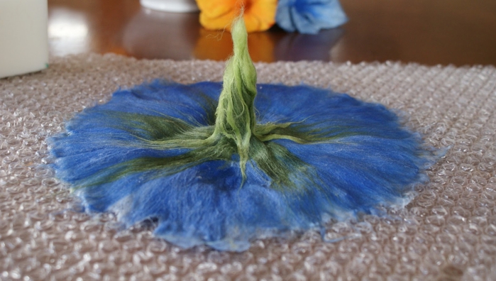 Цветы в технике мокрого валяния из шерсти. Фото мастер-класс (25) (700x396, 197Kb)