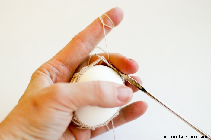 Как обвязать крючком пасхальное яйцо. Фото мастер-класс (25) (700x466, 161Kb)