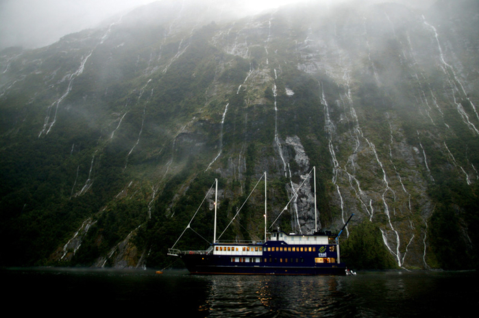 Foggy-cruising-in-Milford-Sound-New-Zealand (700x465, 356Kb)