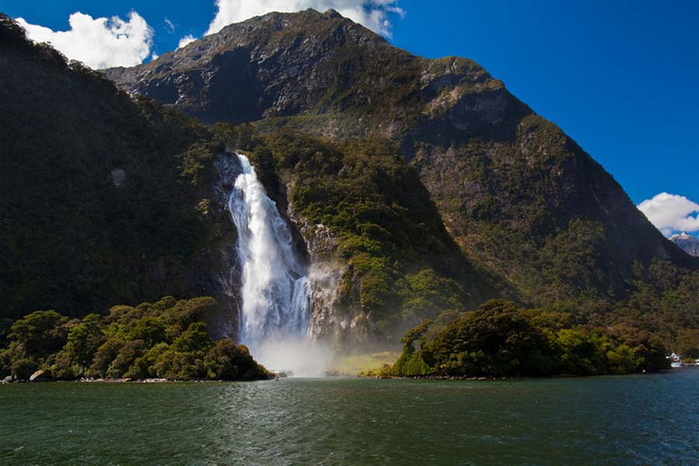 Milford-Sound’s-Flying-Waterfalls-10 (700x466, 306Kb)