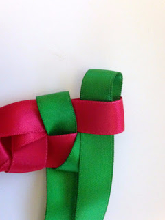 Плетение рождественского венка из ленточек. Идея для открытки (8) (240x320, 52Kb)