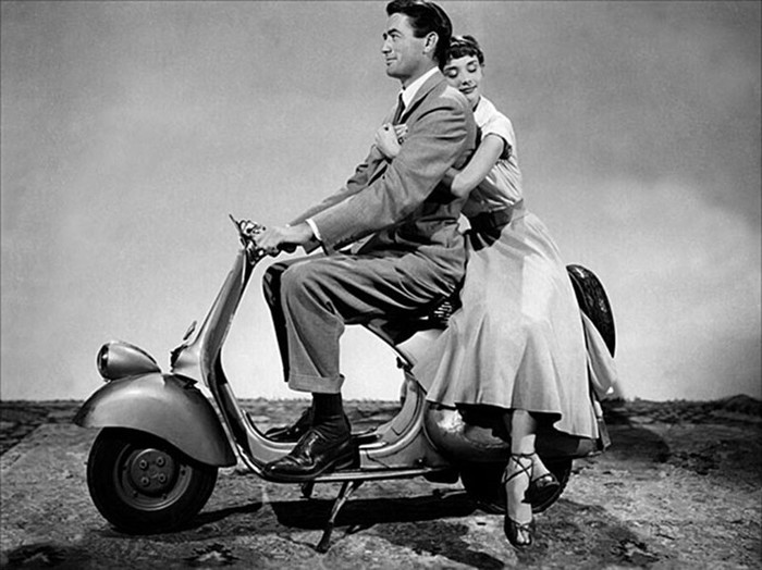 Мотороллеру Vespa   70 лет (легендарный итальянский мопед в фильмах)