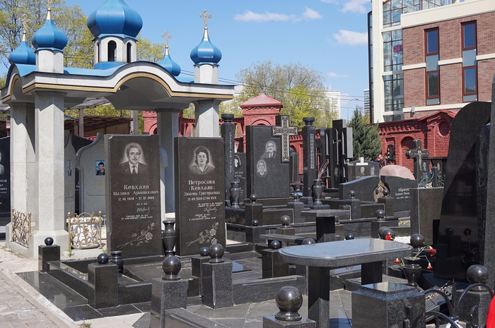 Надгробия Ваганьковского кладбища 17 (700x465, 390Kb)