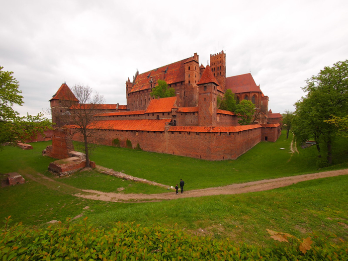 1600px-Malbork_Castle,_2011,_from_south (700x525, 428Kb)