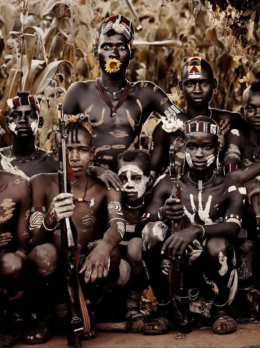 Дикари с автоматами. Фотографии первобытных племен Эфиопии