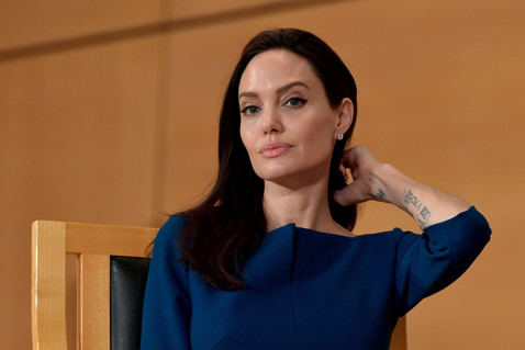 Почему Анджелина Джоли и Шарлиз Терон объявили друг другу войну