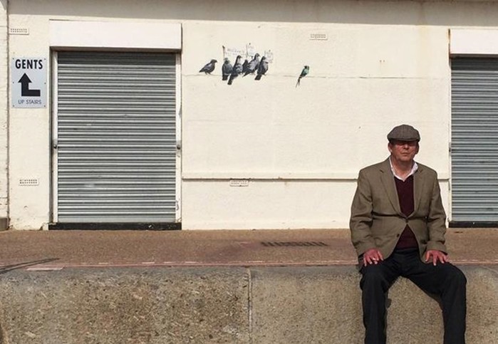 Граффити Бэнкси с голубями удалили по обвинению в расизме