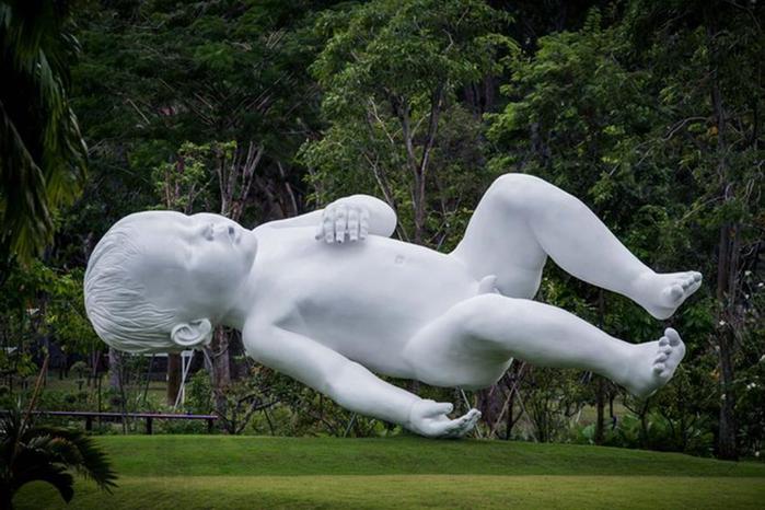 Марк Куинн - Парящая скульптура младенца