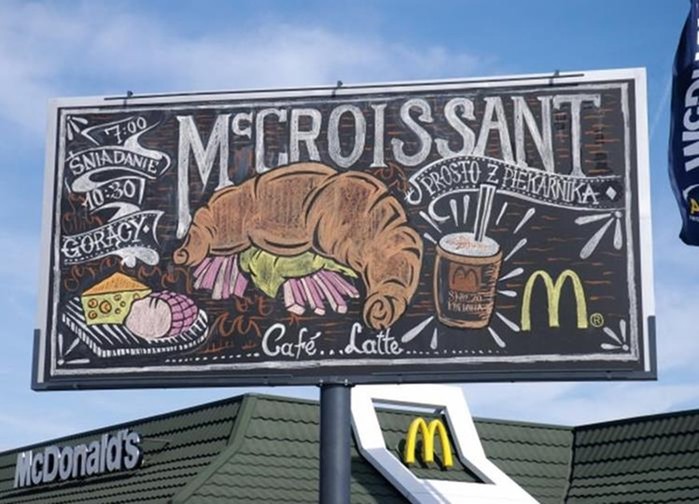 Рекламу McDonald's рисовали каждый день на меловом билборде