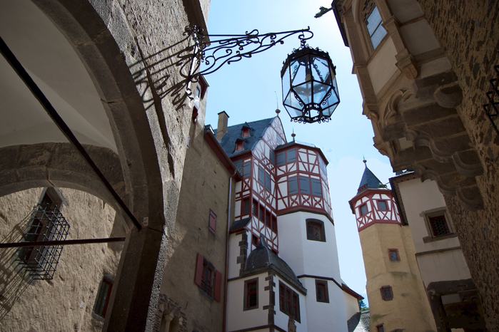 Burg-Eltz-Mozel-Germany-2012-07-07-at-14-12-26 (700x466, 389Kb)