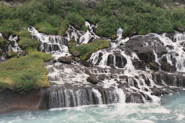 1200px-Islande_cascade_Hraunfossar_face (700x466, 93Kb)