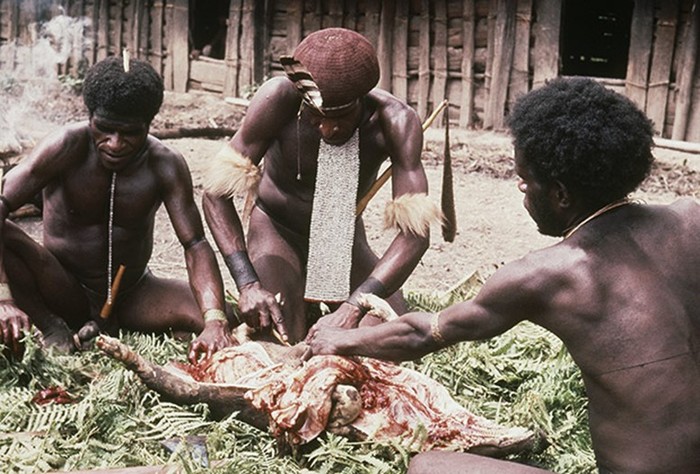 Сохранившиеся племена людоедов, где туристов будут пытать, резать, убивать и есть