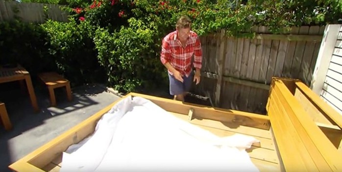 Зачем мужчина строит кровать посреди двора?