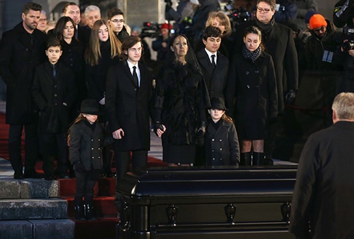 Как наряжаются знаменитости на похороны других знаменитостей