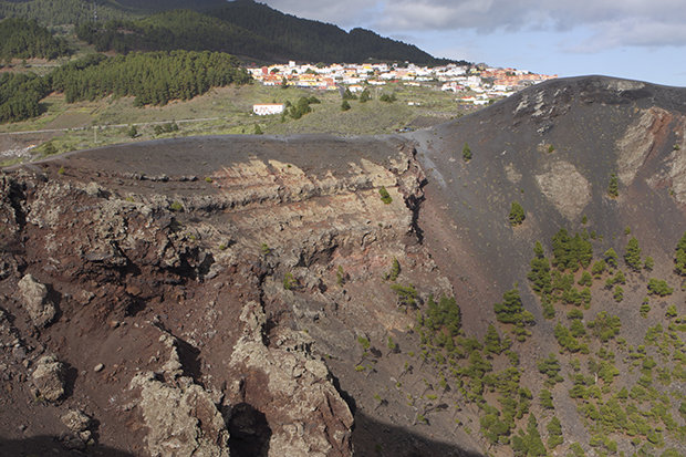 Part-of-the-Cumbre-Vieja-volcano-on-the-Canary-island-of-La-Palma-1077039 (620x413, 95Kb)
