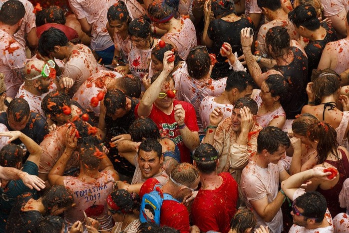 Безумные битвы помидорами на фестивале Ла Томатина в Испании