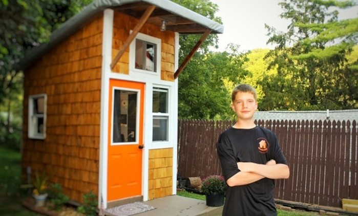 13 летний мальчик построил себе дом