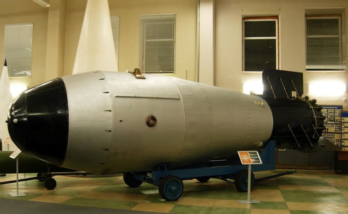 Какой принцип работы водородной бомбы? Чем водородная бомба отличается от атомной