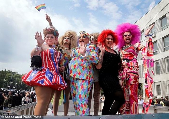 Как в центре Киева проходил гей парад