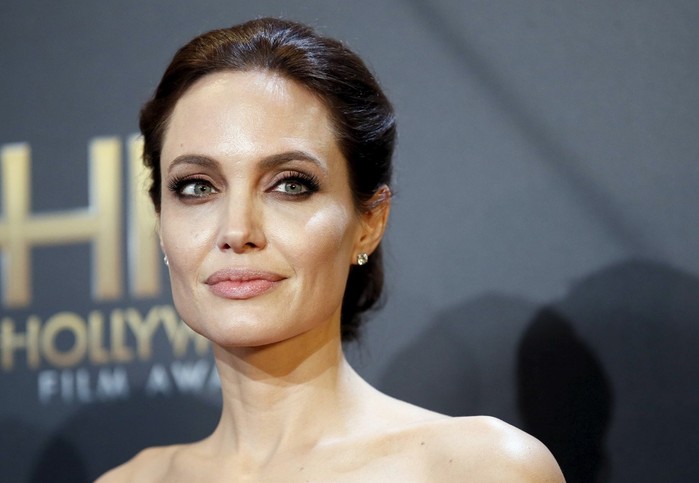 22 летняя иранка сделала 50 пластических операций, чтобы стать двойником Анджелины Джоли