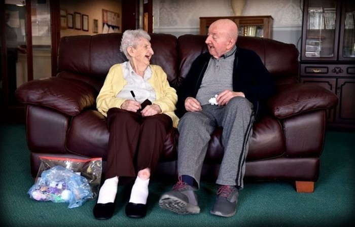Мать (98 лет) переехала в дом престарелых, чтобы ухаживать за своим сыном (80 лет)