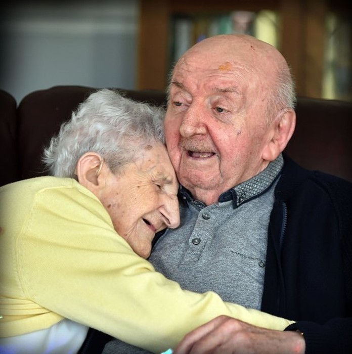 Мать (98 лет) переехала в дом престарелых, чтобы ухаживать за своим сыном (80 лет)