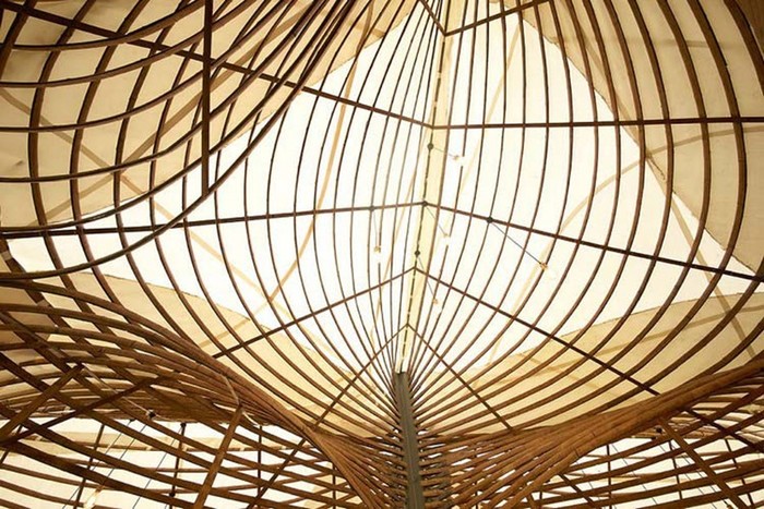 Целый город из бамбука построили в Китае