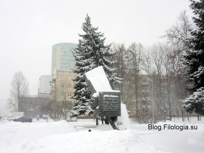 Занесенный снегом памятник генералу Карбышеву на бульваре Карбышева в Москве. Январь 2018.