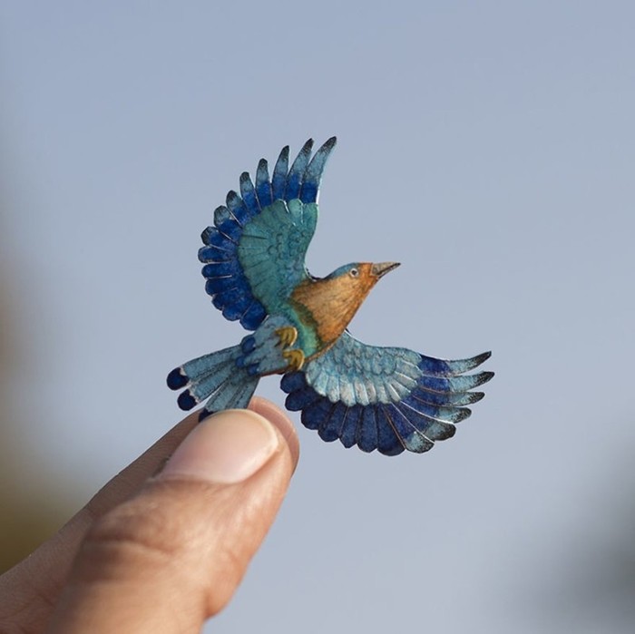 Индийские художники вырезают по одной бумажной птице каждый день