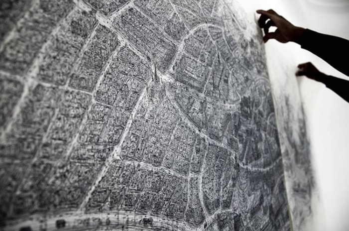 Художник по памяти рисует города Англии обычной шариковой ручкой