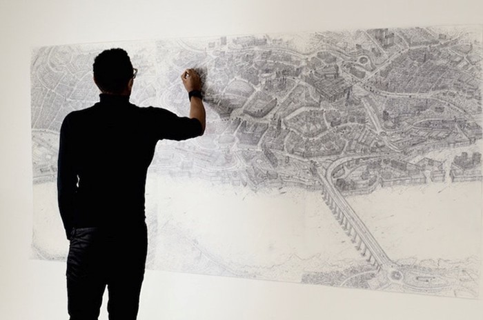 Художник по памяти рисует города Англии обычной шариковой ручкой