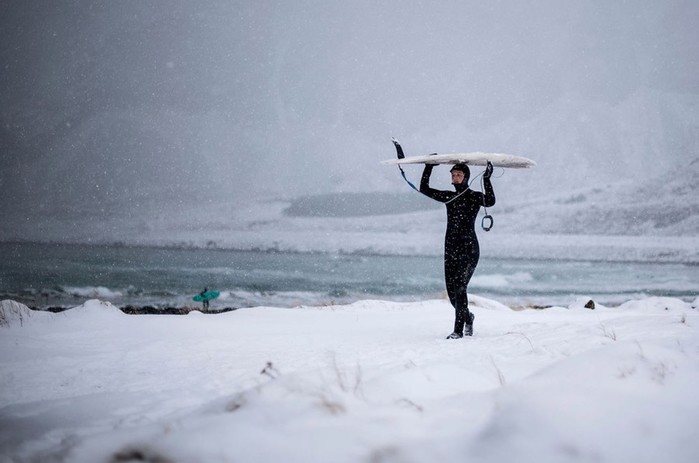 Арктический серфинг в Норвегии на Лофотенских островах за Полярным кругом