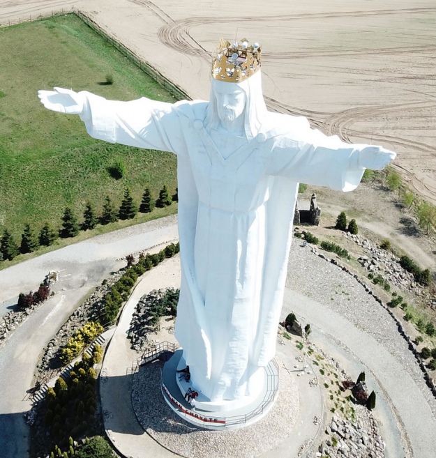 Крупнейшая в мире статуя Иисуса Христа, расположенная в польском городе Свебодзин, раздает интернет