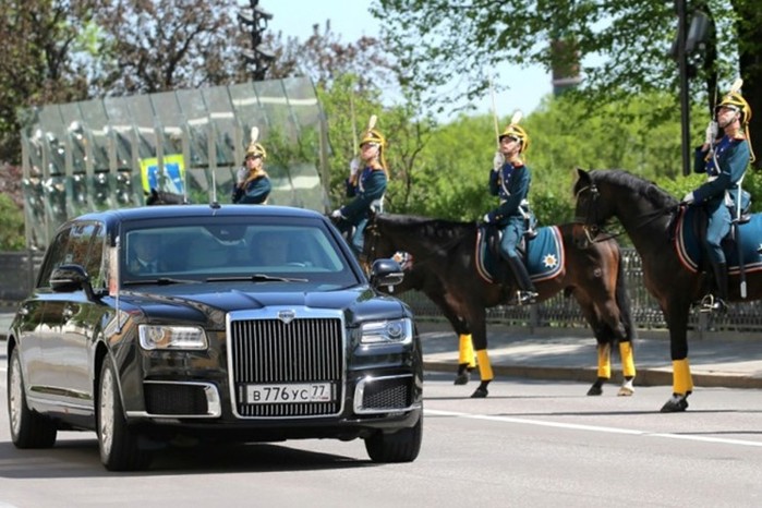 Владимир Путин посидел в новом лимузине «Кортеж» российского производства