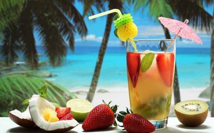 tropical-cocktails-drinks-fruit-coconuts-strawberries-kiwi-summer-1920x1200 (700x437, 74Kb)