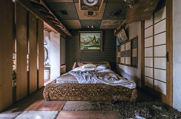 Интерьеры заброшенного токийского отеля любви