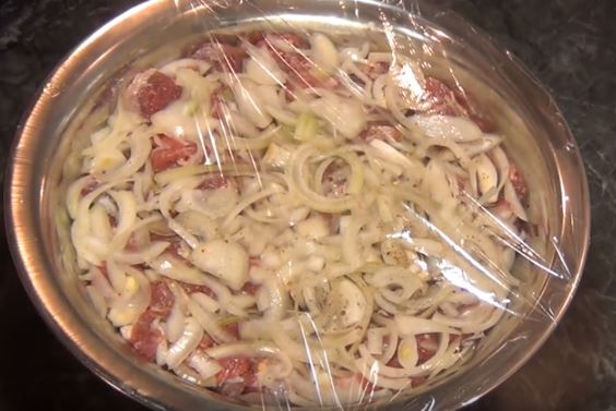 2835299_Sochnii_shashlik_iz_svinini_v_marinade_iz_lyka4 (564x377, 40Kb)