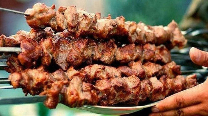 2835299_Sochnii_shashlik_iz_svinini_v_marinade_iz_lyka_1_ (700x391, 86Kb)