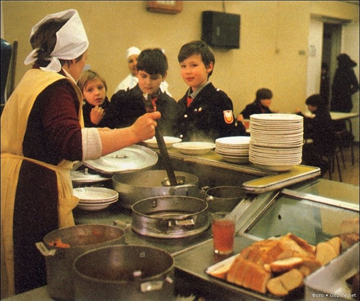 Невиданный ассортимент блюд! Чем кормили людей в советских столовых