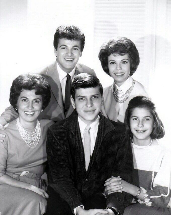 02e99aac8bb3bd90981cb3685e5ac842--tina-sinatra-nancy-dellolio (557x700, 262Kb)